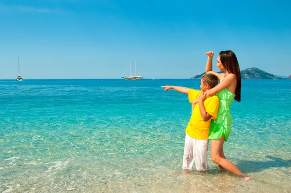 Mutlu anne ve oğlu deniz plaj mesafe içine arıyorum — Stok fotoğraf