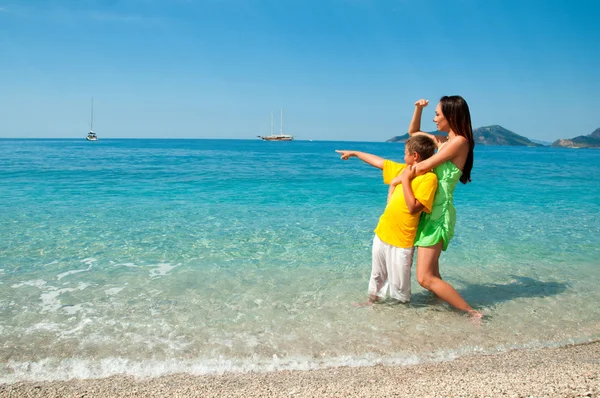 Glückliche Mutter und Sohn am Meeresstrand mit Blick in die Ferne — Stockfoto