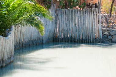 tedavi edici çamur banyosu bir ahşap çitle çevrili,