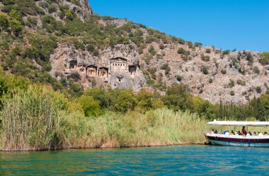 Türkiye'deki dalyan nehir üzerinde Likya türbeleri