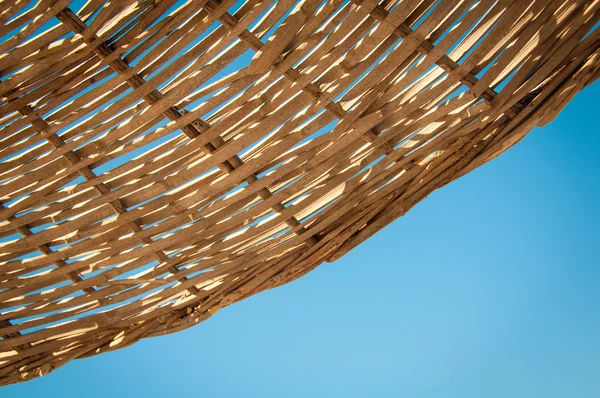 Fondo ratán parasol de mimbre — Foto de Stock