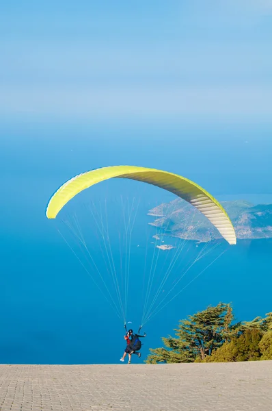 Parapente en Turquía. Vista panorámica del Mediterráneo . — Foto de Stock