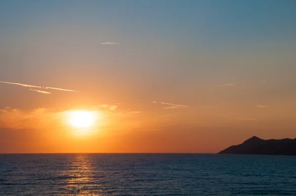 Oranssi auringonlasku meren horisontissa, taivaanranta — kuvapankkivalokuva