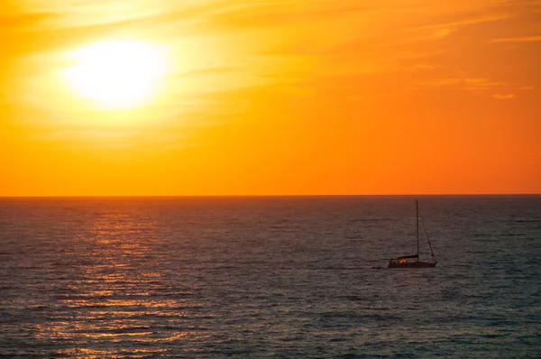 Pomarańczowy zachód słońca na horyzoncie morze, panoramę — Zdjęcie stockowe