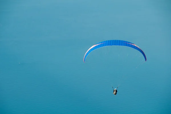 Paragliden in Turkije. panoramisch zicht op Middellandse. — Stockfoto