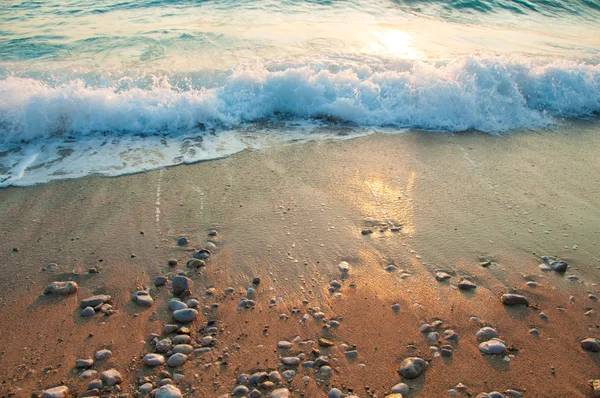 Romantischer Sonnenuntergang am Meer, Wellen, Schaum, Brandung — Stockfoto