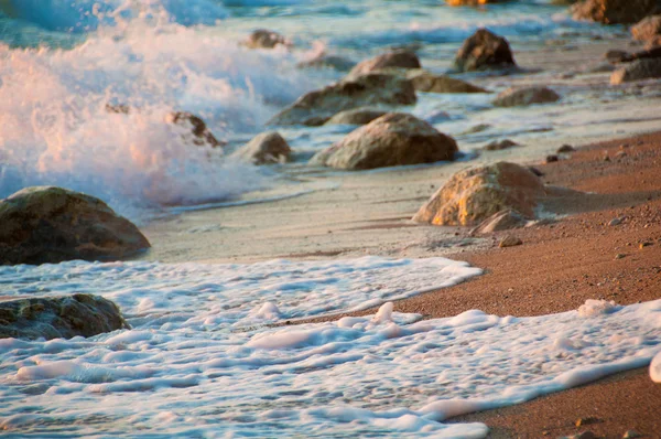 Romantic sunset at sea, waves, foam, surf — Stock Photo, Image