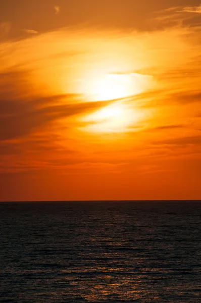 Naranja puesta de sol en el horizonte del mar, horizonte —  Fotos de Stock