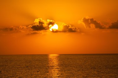 bir arka planda gökyüzü ve denizin muhteşem gün batımı.