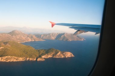 Deniz, dağ, kanat üzerinde uçaktan görüntüleme