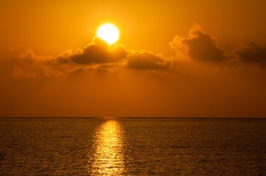 bir arka planda gökyüzü ve denizin muhteşem gün batımı.