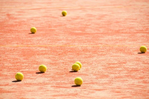 Tennisplatz mit Bällen — Stockfoto