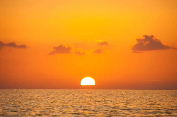 Coucher de soleil fabuleux sur fond de ciel et de mer . — Photo