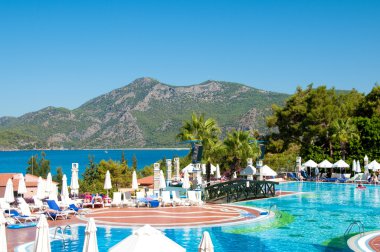 Beş yıldızlı lüks otel denize manzaralı güzel bir Havuzu.