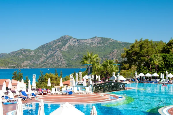 Krásný bazén s výhledem na moře v luxusním hotelu pěti hvězdičkový. — Stock fotografie