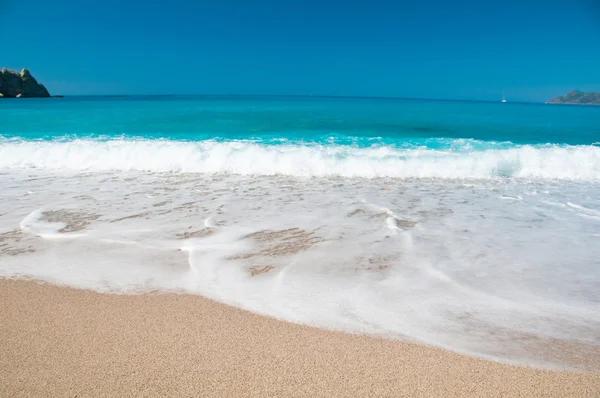 Beautiful surf on the beach. Mountains on the horizon. — Stock Photo, Image