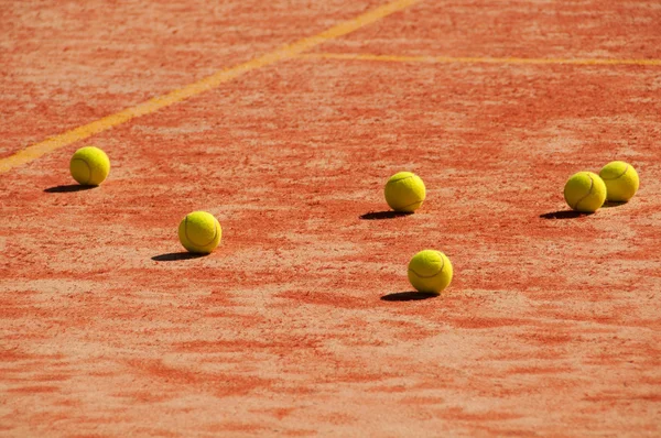 Tennisplatz mit Bällen — Stockfoto