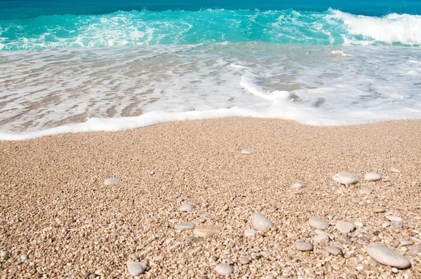 Küste, Wellen und Sandstrand — Stockfoto