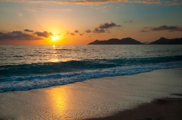 Puesta de sol en el horizonte del mar, ola de la tarde — Foto de Stock