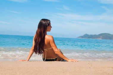 Deniz kızı Mayo içinde bakıyor