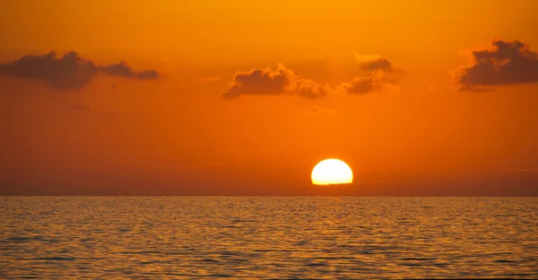 Coucher de soleil fabuleux sur fond de ciel et de mer . — Photo