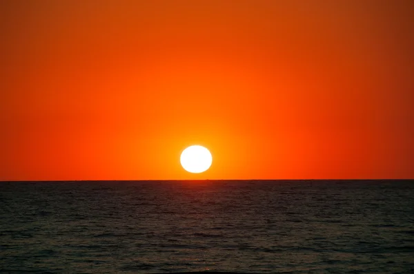 Coucher de soleil orange sur l'horizon de la mer, horizon — Photo