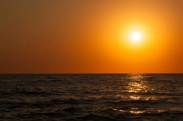 海の水平線にオレンジ日没のスカイライン — ストック写真