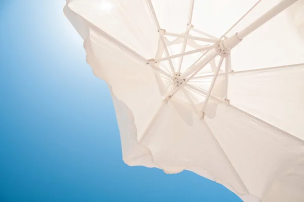 Parasol, vista desde abajo hacia arriba — Foto de Stock