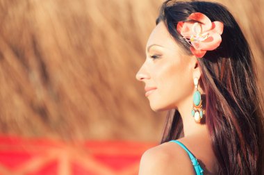 güzel kızın saçlarını orkide ile yüze yakın çekim