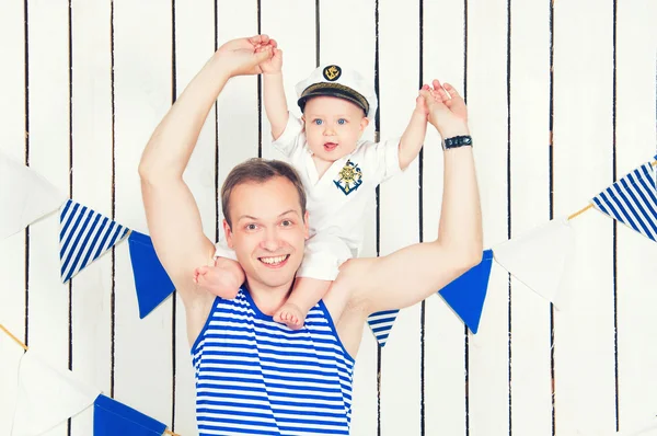 Mutlu baba ve oğul seafarers içinde çocuk babasının boynuna play — Stok fotoğraf