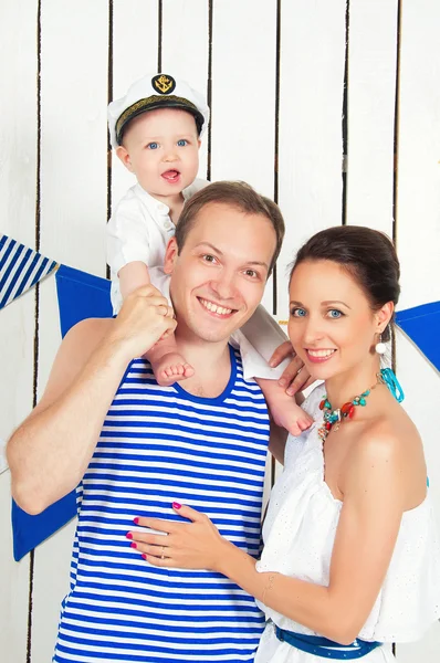 Vou para o mar! Família feliz positiva em trajes marinhos — Fotografia de Stock