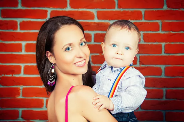 Felice madre che tiene in braccio suo figlio — Foto Stock