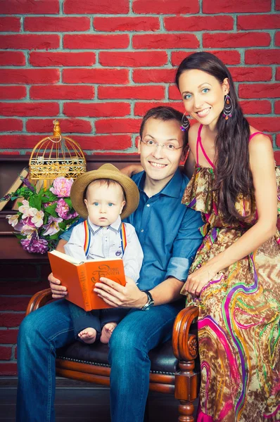 Glückliche Eltern und Sohn lesen ein Buch, Familienfreizeit — Stockfoto