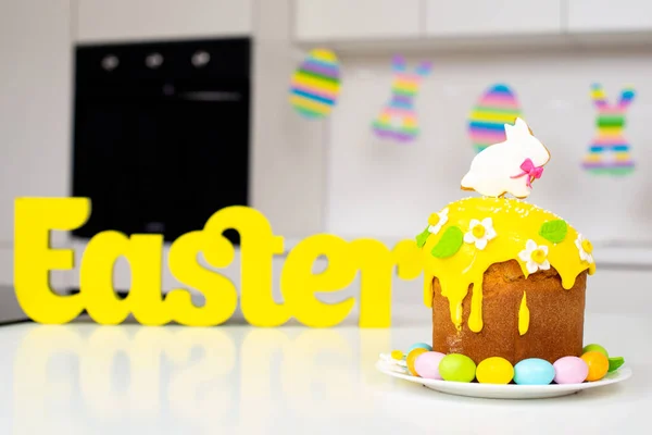 Paastaart met een konijn en beschilderde eieren op tafel. Religieuze feestdagen — Stockfoto