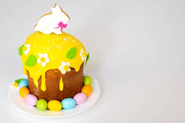 ウサギと白い背景に卵を描いたイースターケーキ。宗教的祝日 — ストック写真