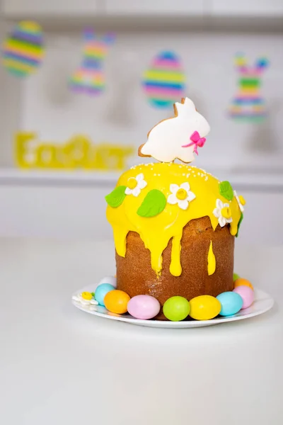 Paastaart met een konijn en beschilderde eieren op tafel. Religieuze feestdagen. — Stockfoto