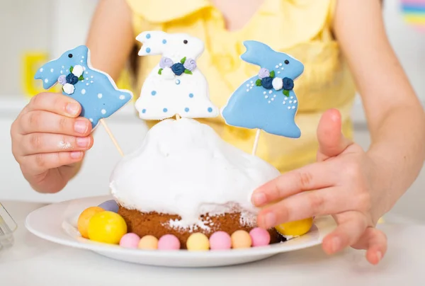 3匹のウサギと描かれた卵で飾られたイースターケーキのクローズアップ。宗教的な休日のためのキッチンで料理 — ストック写真