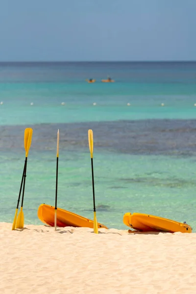 Oranje Boten Met Roeispanen Zandkust Prachtige Zeegezicht Aan Caribische Zee — Stockfoto