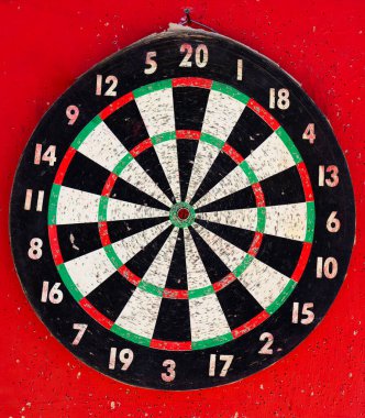 Kırmızı zemin üzerinde dart oyununun hedefi. Başarı ve hedefe ulaşma kavramı. Yüksek kalite fotoğraf