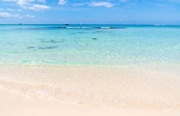 Спокойное Прозрачное Море Белоснежный Пляж Фоне Прекрасного Голубого Неба Карибское — стоковое фото