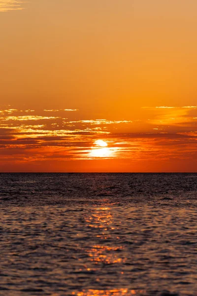 도미니카 공화국의 카리브해에서 아름다운 오렌지 일몰이나 놀라울 정도로 아름답다 수평선 — 스톡 사진