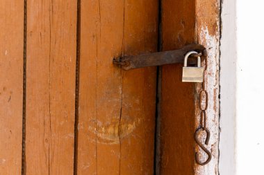 Kırık boyalı eski bir ahşap kapıya asma kilit. Yakın plan. Yüksek kalite fotoğraf