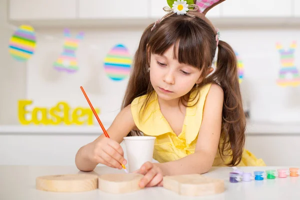 Симпатичная Девушка Лет Рисует Красочные Яйца Пасхального Праздника Христианство Украинское — стоковое фото