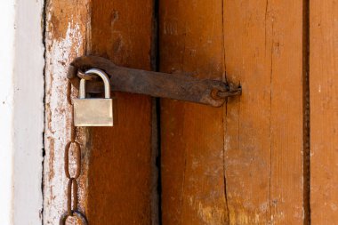 Kırık boyalı eski bir ahşap kapıya asma kilit. Yakın plan. Yüksek kalite fotoğraf