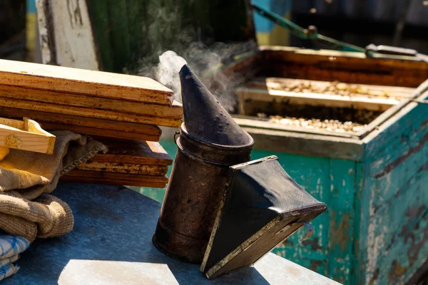 Оборудование Курения Пчел Держать Покое Пчеловодство Пчеловод Использует Дымящийся Металлический — стоковое фото