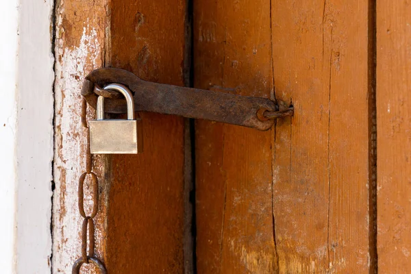 Vorhängeschloss Einer Alten Braunen Holztür Mit Rissiger Farbe Nahaufnahme Hochwertiges — Stockfoto