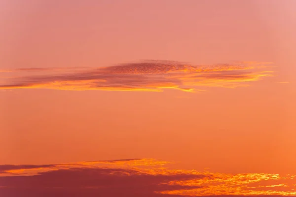 Cielo naranja al atardecer con nubes. Hermoso paisaje, amanecer — Foto de Stock