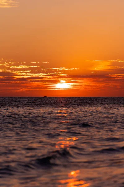 Belle vue sur la mer et le ciel dans les nuages au coucher du soleil. Aube rouge orange, crépuscule sur la côte de la mer — Photo