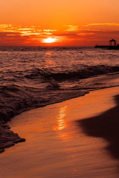 Belle vue sur la mer et le ciel dans les nuages au coucher du soleil. Aube rouge orange, crépuscule sur la côte de la mer — Photo