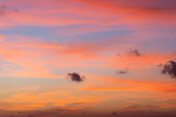 Cielo naranja al atardecer con nubes. Hermoso paisaje, amanecer —  Fotos de Stock